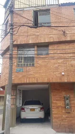 Casa De 4 Pisos, Esquinera En Barrio Boyacá Real, A 3 Cuadras De Av Boyacá