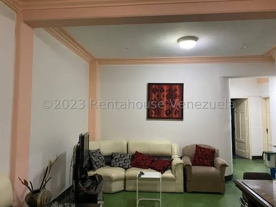 El Bosque 25-12002 Apartamento En Venta, Excelente  Ubicado,  El Edificio Muy Bien Conservado, El Inmueble Es Amplio Y Con Potencial. Adicional Cuenta Con Un Anexo Independiente De 35mts2  