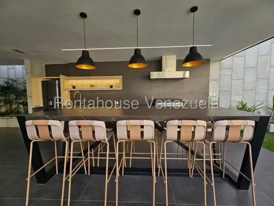 Preciosa Casa Remodelada En Venta En Altamira 27-2596 Cda Im