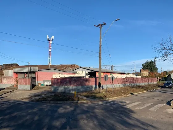 Gran Terreno Con Local Comercial En Victoria