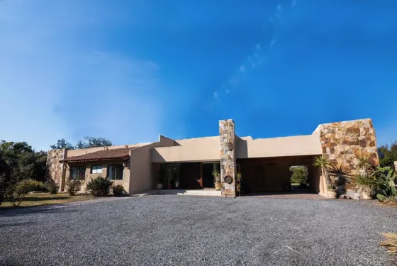 Hermosa Parcela Con Casa Estilo Mediterraneo