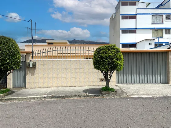 Hermosa Casa Grande Ideal Para Familia Grande, Tercera Edad, Consultorios, Oficinas, La Kennedy