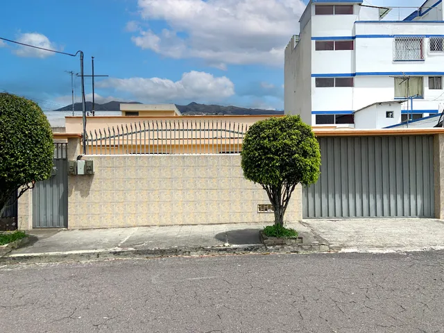 Hermosa Casa Grande Ideal Para Familia Grande, Tercera Edad, Consultorios, Oficinas, La Kennedy