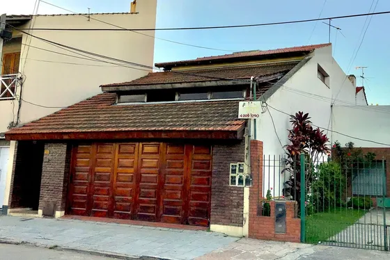 Chalet Estilo Español 5 Amb. En Piñeyro-avellaneda