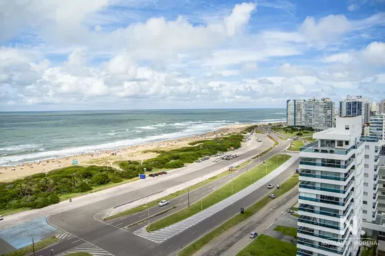 Departamento Con Agradable Vista En Edificio Tiburón