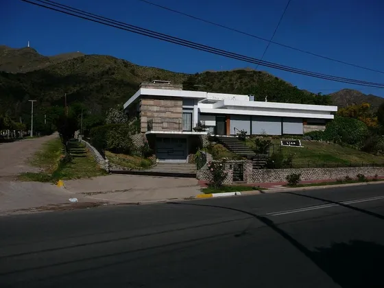 Venta Casa 4 Dormitorios Los Cocos Con Cochera