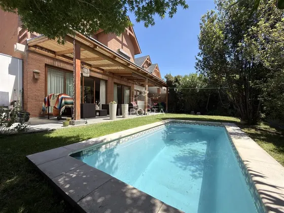 Casa En Venta De 3 Dorm. En Las Condes