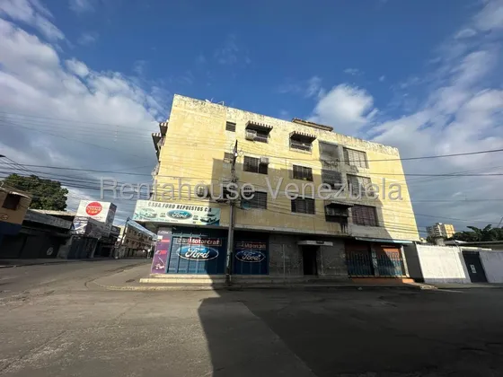 Alquiler De Apartamento En Los Cedros Maracay 3 Habitaciones Estacionamiento Piso Bajo Excelente Ubicacion Estef 25-23633