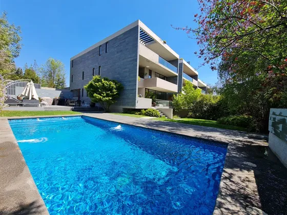 Casa En Venta De 5 Dorm. En Las Condes