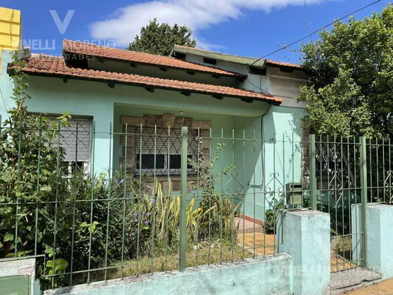Casa Buena Ubicacion Y Con Jardin