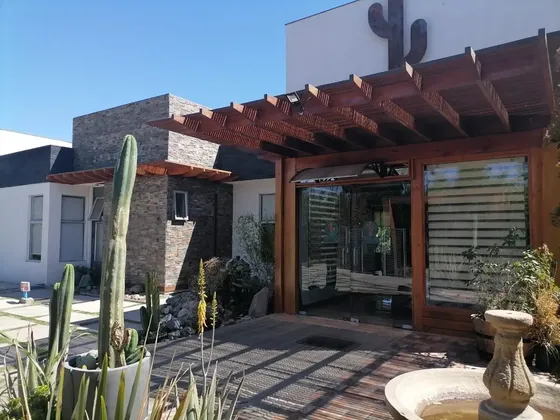 Casa En Venta De 8 Dorm. En Calle Larga