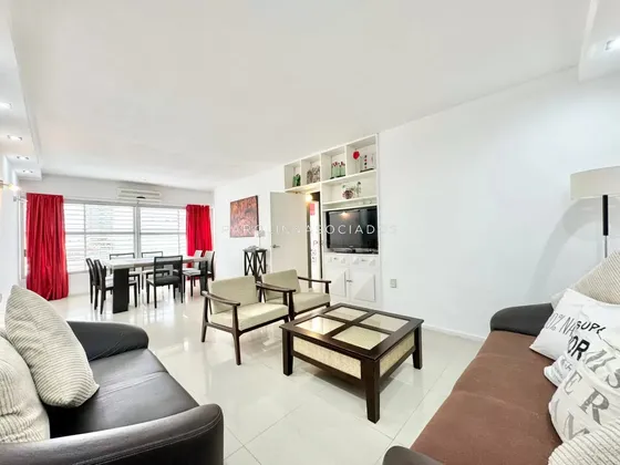 Apartamento De 2 Dormitorios Totalmente Reciclado En Edificio Bahía, Punta Del Este.