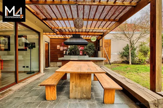 Casa En Venta De 5 Dorm. Los Dominicos, En Las Condes