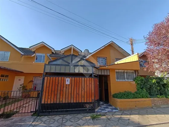 Casa En Venta De 3 Dorm. En Maipú