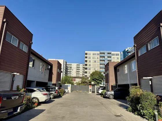 Casa Estilo Townhouse /condominio / Metro Rojas Magallanes