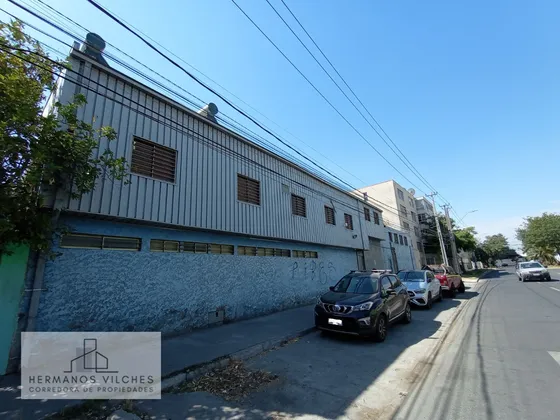 Se Vende Bodega De Gran Superficie Techada. Comuna De Stgo.
