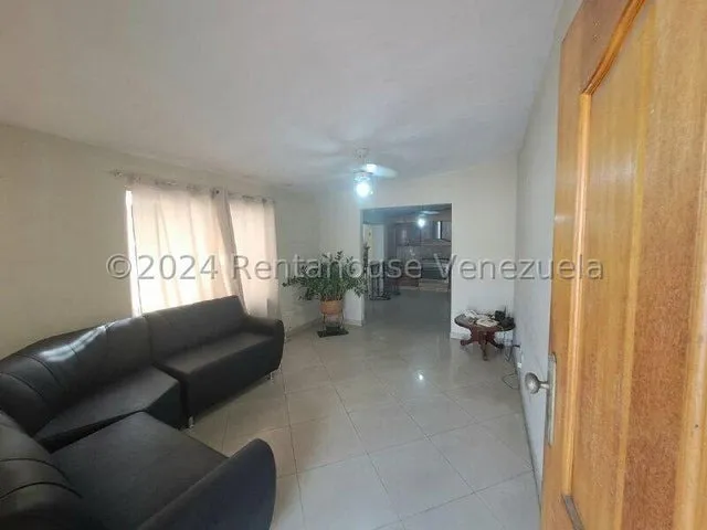 Daniela Linarez Vende Casas Ubicada En Exclusivo Urbanismo Del Este De La Ciudad De Barquisimeto Cuenta Con Amplios Espacios Cocina Equipada Son Cortes De Luz Con Todos Los Servicios Basicos          