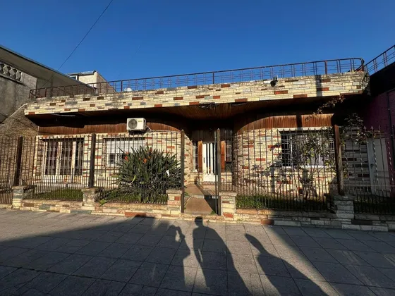Casa En Venta Ramos Mejía A Refaccionar Con Patio