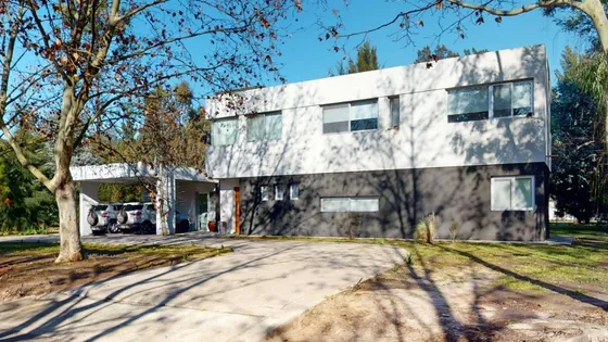 Casa En Venta - 3 Dormitorios 3 Baños - Cochera - 1.673mts2 - Club Miralagos