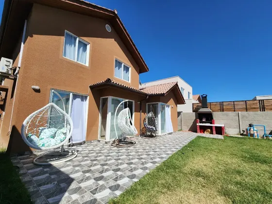 Casa En Venta En Chicauma, Lampa Con Piscina Y Jardín
