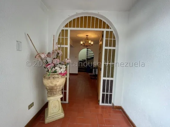 Vendo Linda Y  Amplia  Casa Para Actualizar , Con Mucho Potencial . Alto Prado !!!    En   Calle Privada Con Vigilancia Las 24 Horas.   No Negociable.!!!  Contáctame...!!!