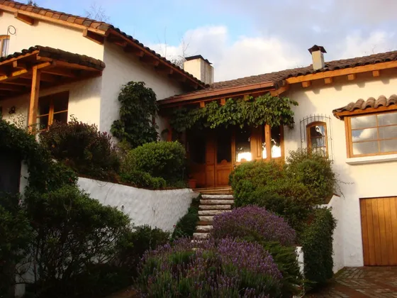 Casa Colonial Con Vista Panorámica Y Amplios Jardines.