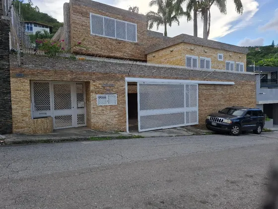 Venta Casa De Tres Niveles En Prados Del Este. Ml