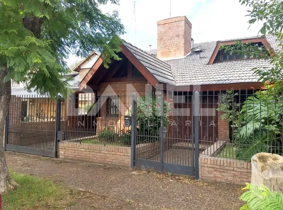 Hermoso Chalet De Categoria 4 Cuadras De Estacion Apto Credito !!!!