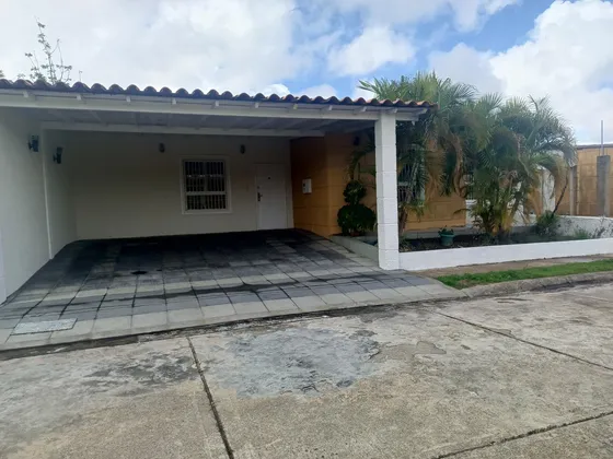 Se Vende Lujosa Casa Amoblada En Lomas Del Bosque 