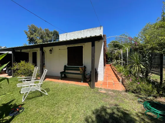 Venta O Permuta Casa 2 Dormitorios Jardín Fondo Y Garaje Prox A La Playa En Balneario Santa Ana Sur -canelones 