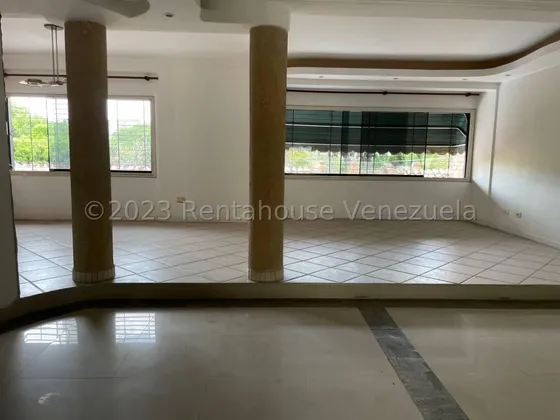 Luis Quiroz Vende Townhouse En Las Chimeneas Valencia,  Conj Cerrado Con Vigilancia Pozo Maletero  Lq 23-30366