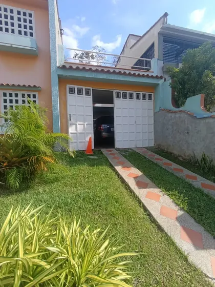 Casa En Venta 2 Niveles A Remodelar Ubicada En Valencia. Vía Guataparo. Av. Cuatricentenaria Res. Parque Mirador. Excelente Ubicación. Vigilancia, Agua De Pozo. Amplios Espacios (mer)