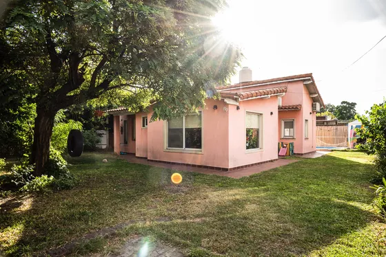 Casa En Venta 4 Ambientes Con Pileta  Jardin Y Cochera