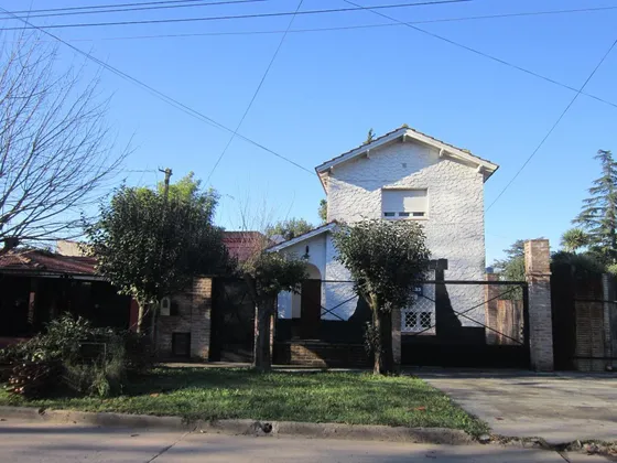 Casa En Venta - 3 Dormitorios 2 Baños - Cochera - 641mts2 - Longchamps, Almirante Brown