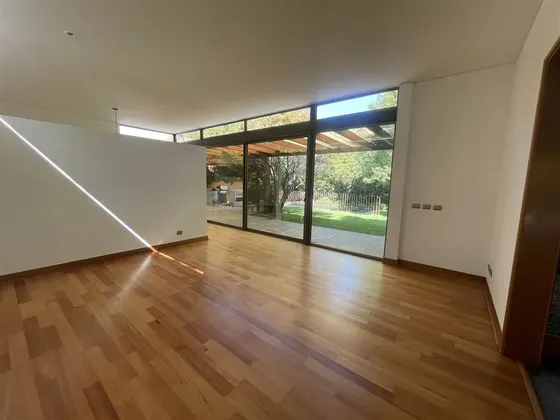 Casa En Venta De 5 Dorm. En Lo Barnechea