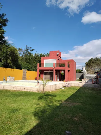 Venta  Casa En La Calera Con Pileta Y Patio Grande