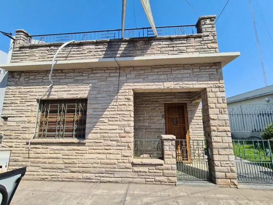 Casa En Venta - 3 Dormitorios 2 Baños - 263mts2 - San Justo