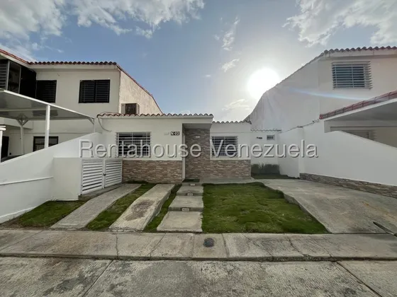 Cesar Bullones Vende Magnífica Casa En Urb. Santa Fe, Cabudare, Lara 25-22857