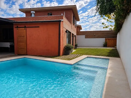 Casa En Venta De 4 Dorm. En Buín