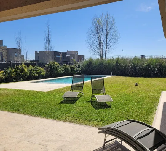 Casa En Venta  En Casuarinas Premiun Canning
