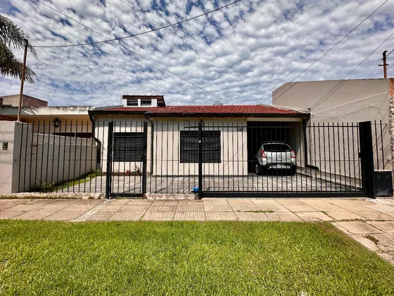 Venta Casa 4 Ambientes Con Pileta Castelar