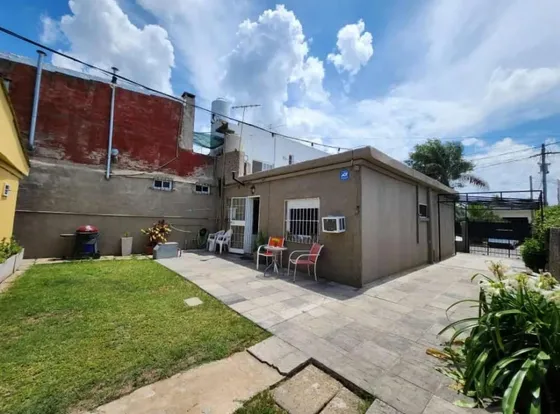 Casa En Venta - 2 Dormitorios 1 Baño - Villa De Mayo