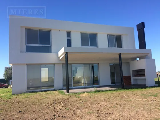 Casa En Venta Sobre Lote A La Laguna  Barrio Muelles Puertos