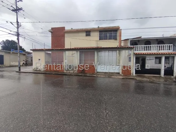 Venta Estupenda Y Amplia Casa De Dos Niveles, Excelente Ubicación En Zona Centro Este De La Ciudad Barquisimeto *& Mehilyn Perez Tu Asesor De Confianza *&
