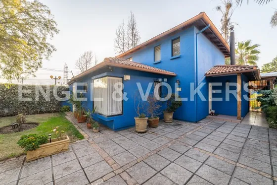 Hermosa Casa Chilena, En Condominio De Peñalolén