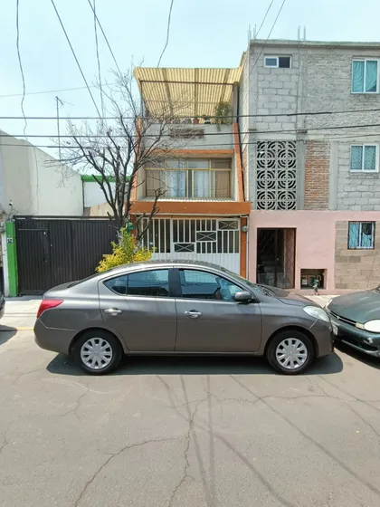 Casa En Venta En Los Reyes Ixtacala 3 Recámaras, Estudio, 1.5 Baños, Un Auto 