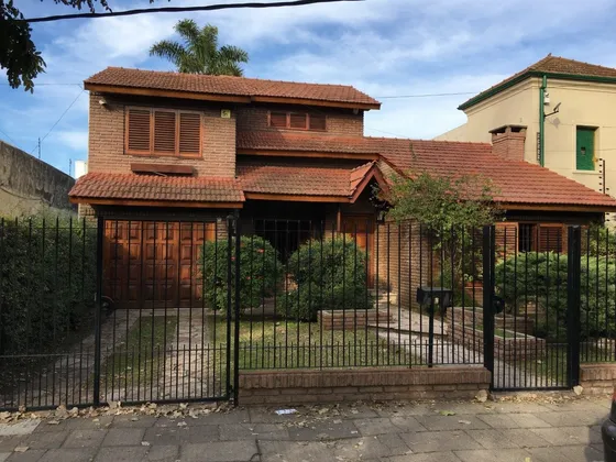 Venta Casa 4 Ambientes Fondo Libre Pileta Castelar Centro