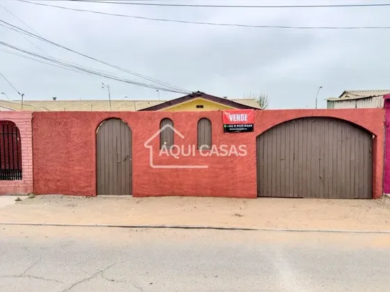 Oportunidad En Coquimbo: Casa Con Amplio Terreno Y Excelente
