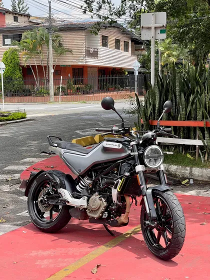 Husqvarna Svartpilen 200