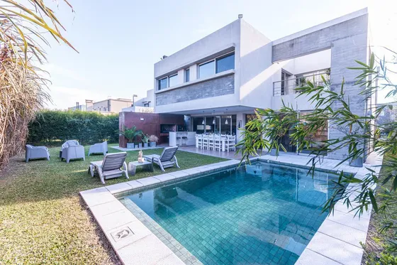 Venta Casa 5 Amb Con Piscina Y Fondo Barrio Nuevo Quilmes